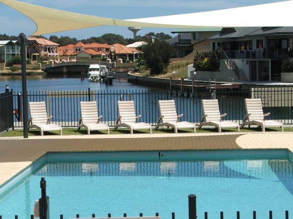 WATERFRONT UNIT WITH OWN JETTY Picture 3