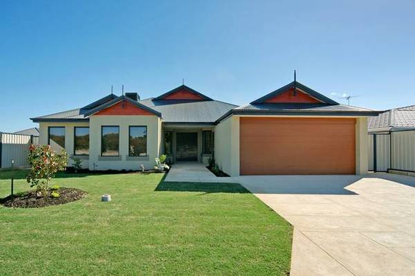 BRAND NEW AND OVERLOOKING GOLF COURSE. Picture 1