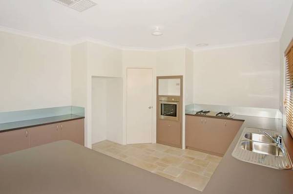 BRAND NEW AND OVERLOOKING GOLF COURSE. Picture 3