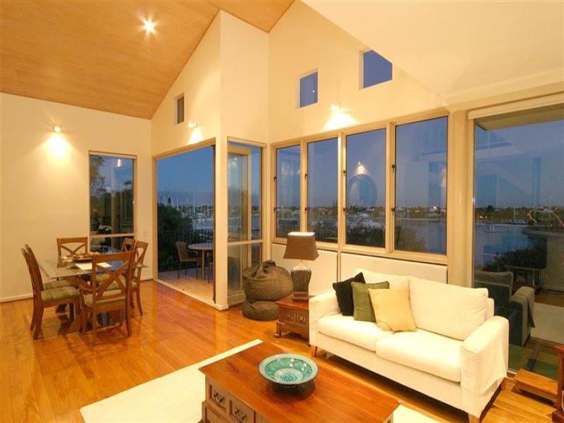 Exclusive Waterfront Penthouse - Ocean and Mountain Views Picture 2