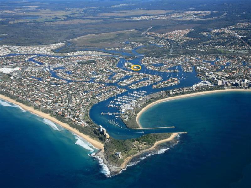 Ideal Waterfront Location Picture 3