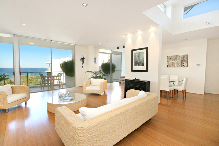 Stunning Penthouse- Absolute Beachfront Picture 2