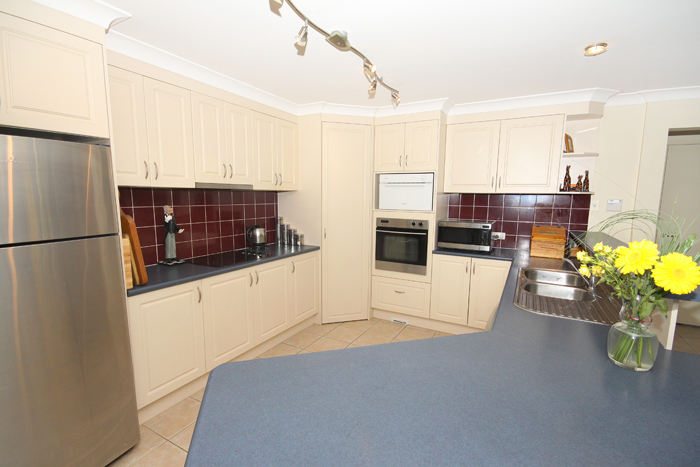 BIG FAMILY HOME THAT MUST BE SOLD NOW! Picture 2