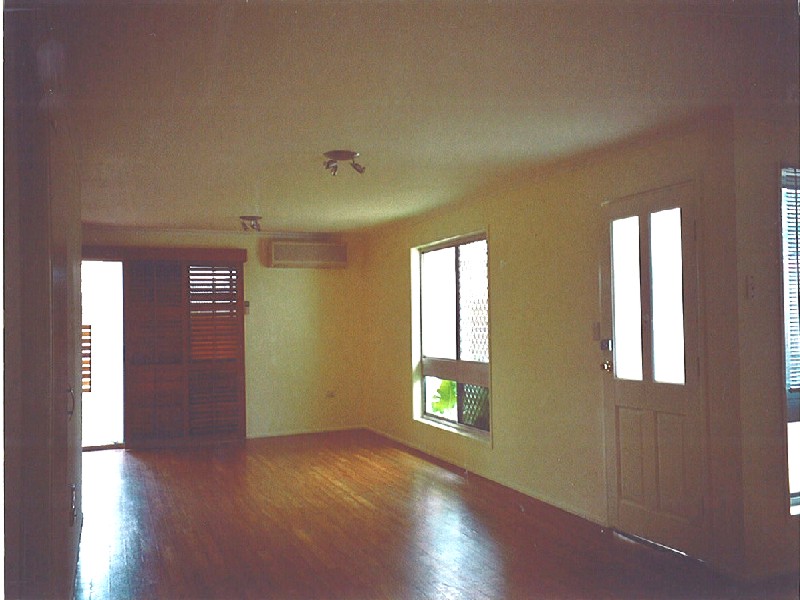 Only Four Rooftops From The Beach! Picture 3