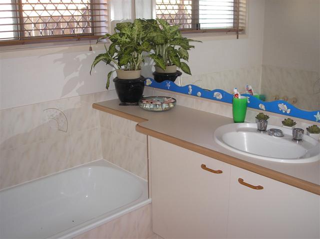 Large Family Home with Pool! Picture 2