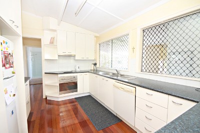 Investor Alert! Dual Living and Beachside! Picture