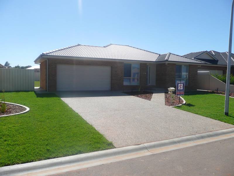 18 SIMONA CLOSE Picture 1