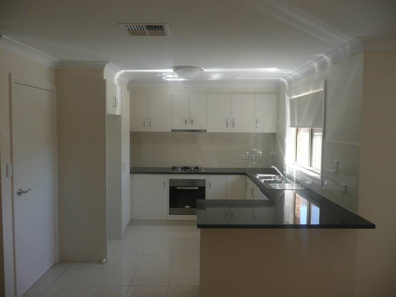 18 SIMONA CLOSE Picture 2