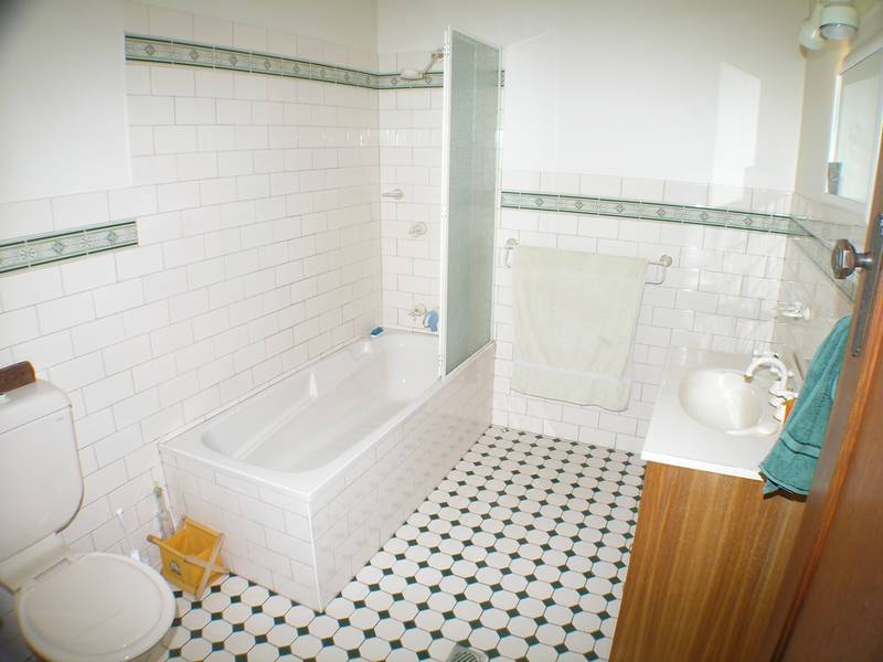 EXCELLENT LOCATION Picture 3