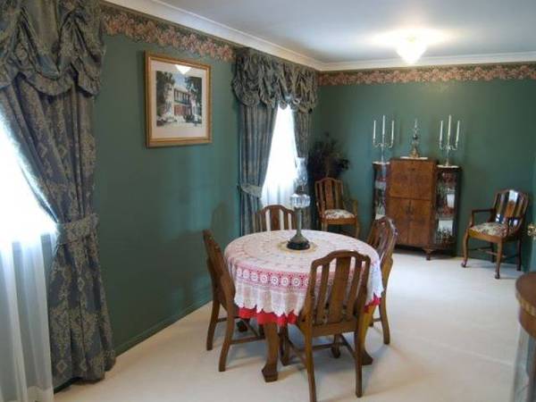 LARGE & SPACIOUS ON 6 ACRES Picture 3