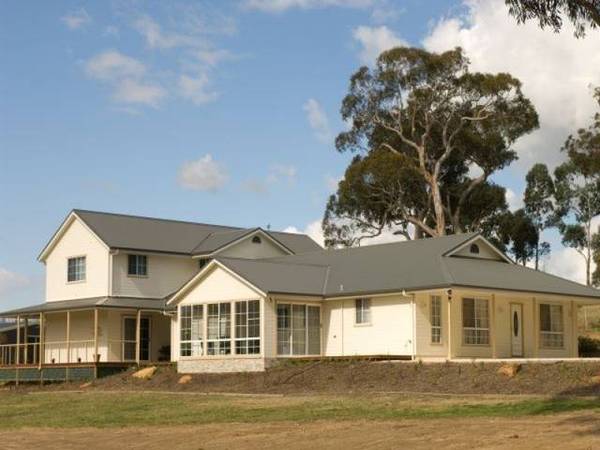 LARGE & SPACIOUS ON 6 ACRES Picture 1