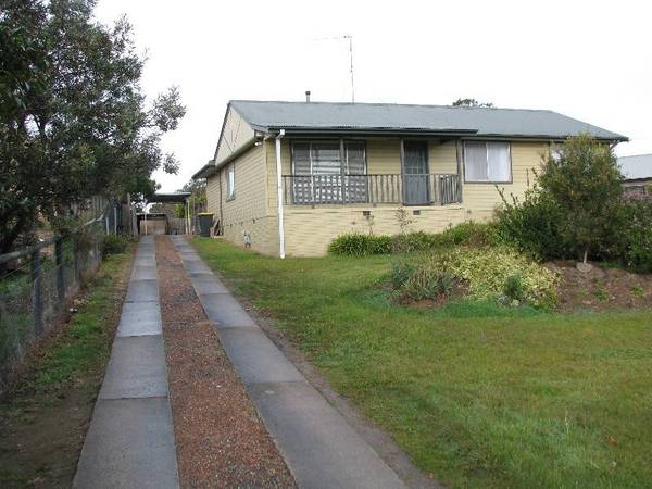 GREAT HOME ON A 1,428m2 BLOCK WITH HUGE DOUBLE GARAGE Picture 1