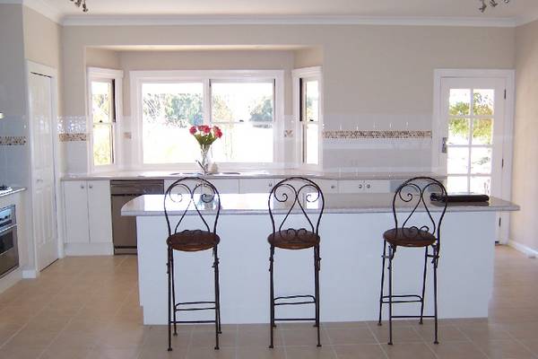 TUCK AWAY ON A LARGE BLOCK Picture 2