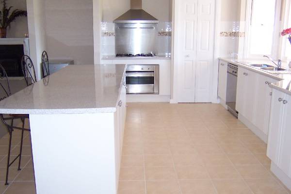 TUCK AWAY ON A LARGE BLOCK Picture 3