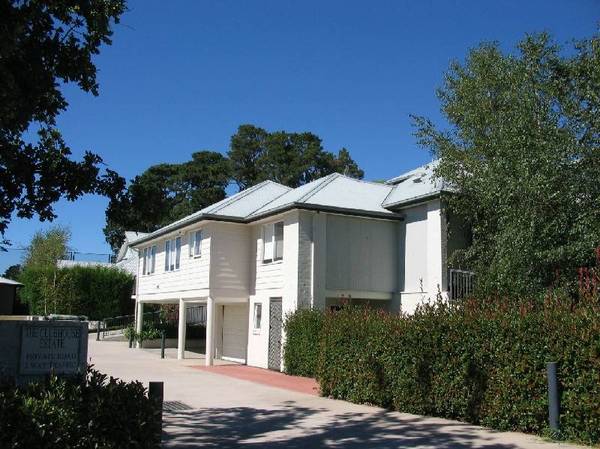 CLEVER INVESTMENT- RIGHT NEXT DOOR TO THE GOLF COURSE Picture 2