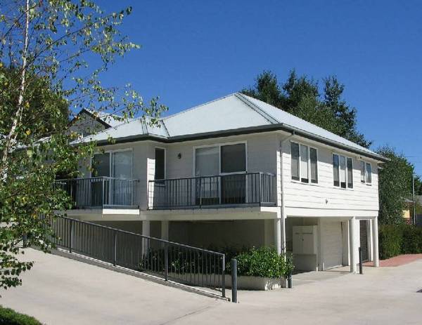 CLEVER INVESTMENT- RIGHT NEXT DOOR TO THE GOLF COURSE Picture 1