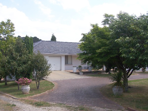 URBAN LIVING, RURAL SETTING Picture 1