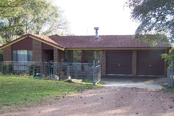 HAS LOTS TO OFFER!!! Picture 1