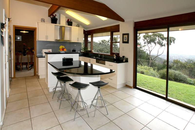 Exclusive Residence With Spectacular Views Over Adelaide Picture 2