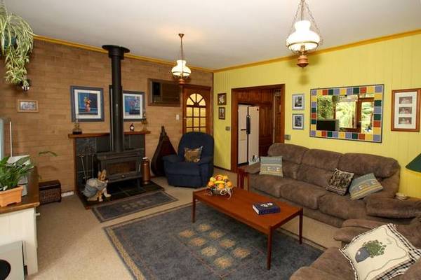 Sought after location and flexible living Picture