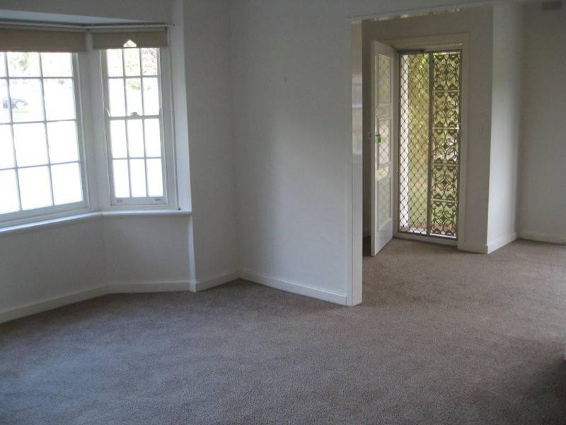 Colonial style 2 bedroom unit Picture