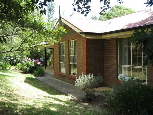 Modern 3 Bedroom Home in Great Location Picture 1