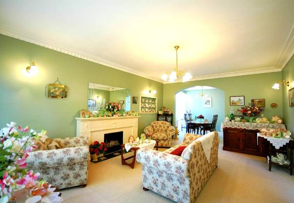 MINUTES FROM 'PARK & RIDE' WITH A COUNTRY COTTAGE FEEL Picture