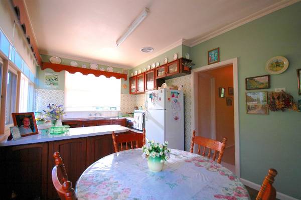MINUTES FROM 'PARK & RIDE' WITH A COUNTRY COTTAGE FEEL Picture