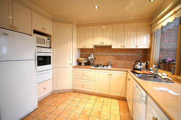 TEMPLESTOWE PARK PRIMARY SCHOOL A STONES THROW AWAY Picture 3