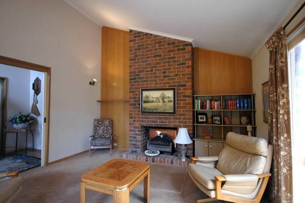 TEMPLESTOWE PARK PRIMARY SCHOOL A STONES THROW AWAY Picture 2