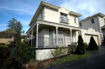 CLASSICAL 3 BEDROOM COLONIAL 2-STOREY TOWNHOUSE JUST 300m TO TEMPLESTOWE VILLAGE SHOPS Picture