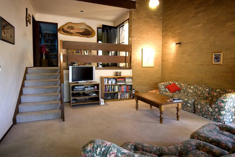 SPLIT LEVEL 3 BEDROOM + STUDY HOME NEAR DONCASTER AQUARENA WITH FABULOUS REAR YARD Picture 2