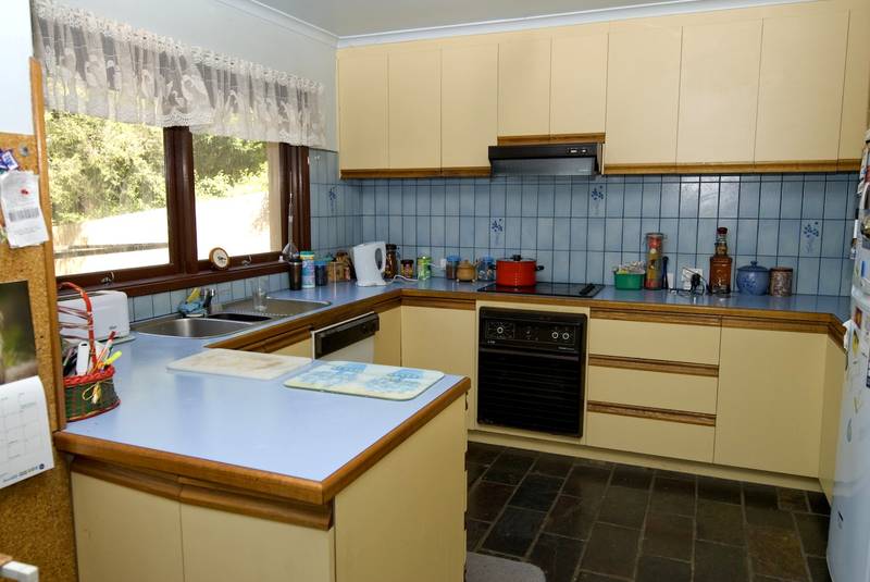 SPLIT LEVEL 3 BEDROOM + STUDY HOME NEAR DONCASTER AQUARENA WITH FABULOUS REAR YARD Picture 3