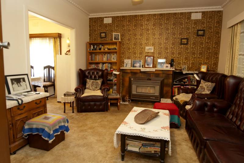 615m2 - ORIGINAL 1956 WEATHERBOARD HOME Picture 3