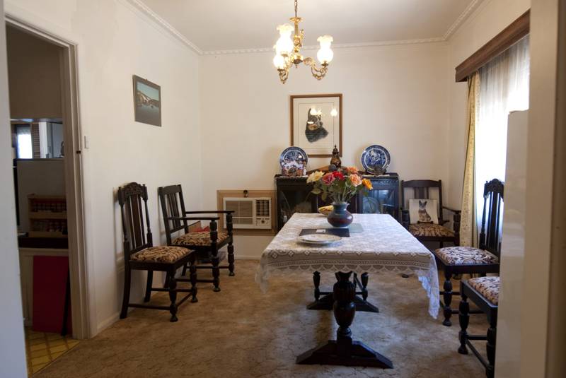 615m2 - ORIGINAL 1956 WEATHERBOARD HOME Picture 2