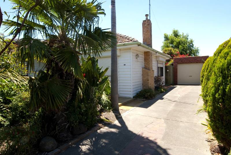 615m2 - ORIGINAL 1956 WEATHERBOARD HOME Picture 1