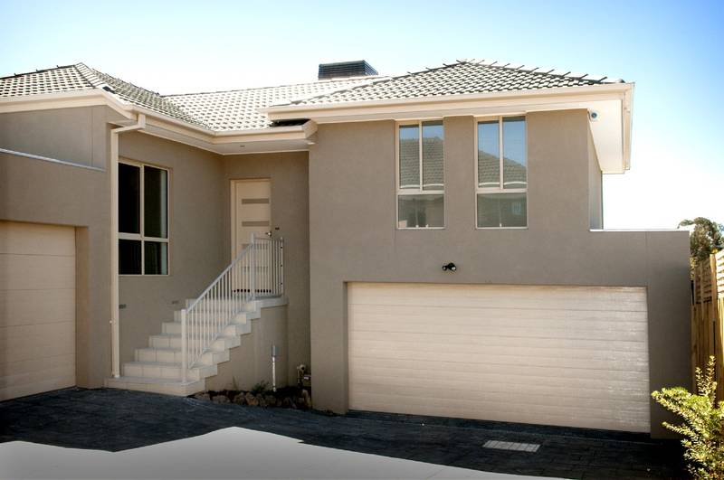 WALK TO SHOPS, CAFE'S AND PARKLANDS Picture 1