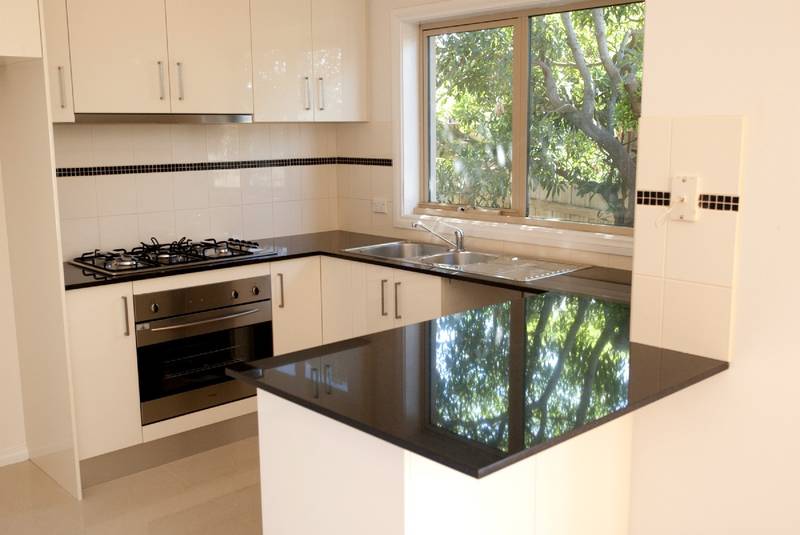 WALK TO SHOPS, CAFE'S AND PARKLANDS Picture 3