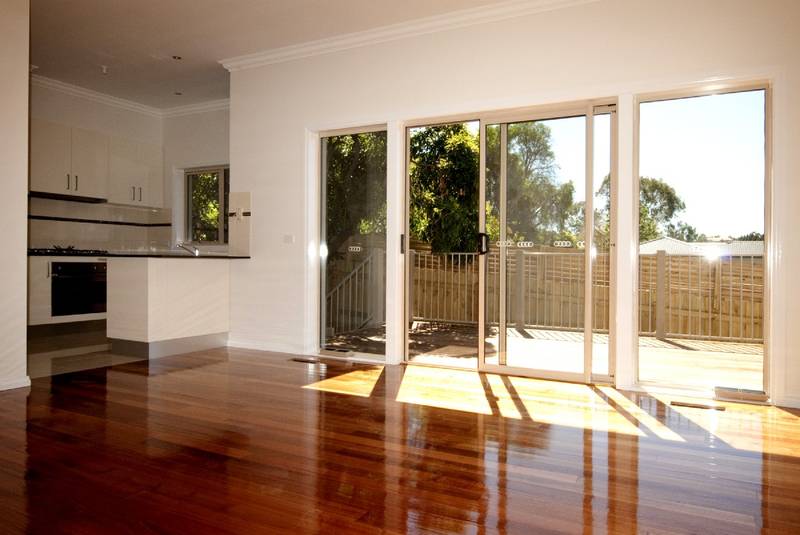 WALK TO SHOPS, CAFE'S AND PARKLANDS Picture 2