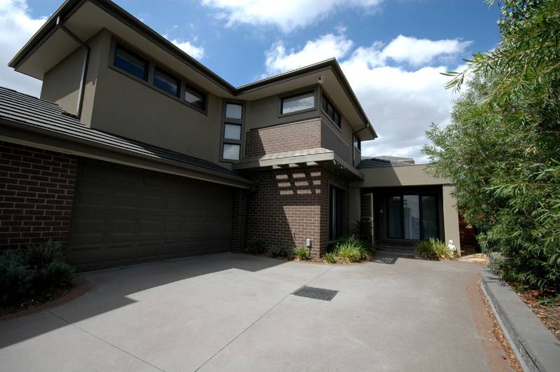 3 1/2 YEAR OLD QUALITY TOWNHOUSE Picture 1