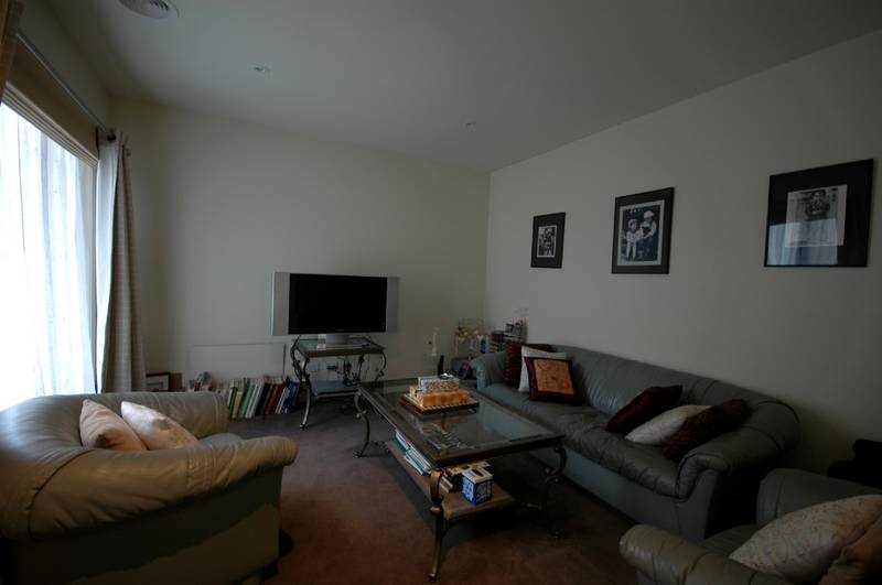 3 1/2 YEAR OLD QUALITY TOWNHOUSE Picture 3