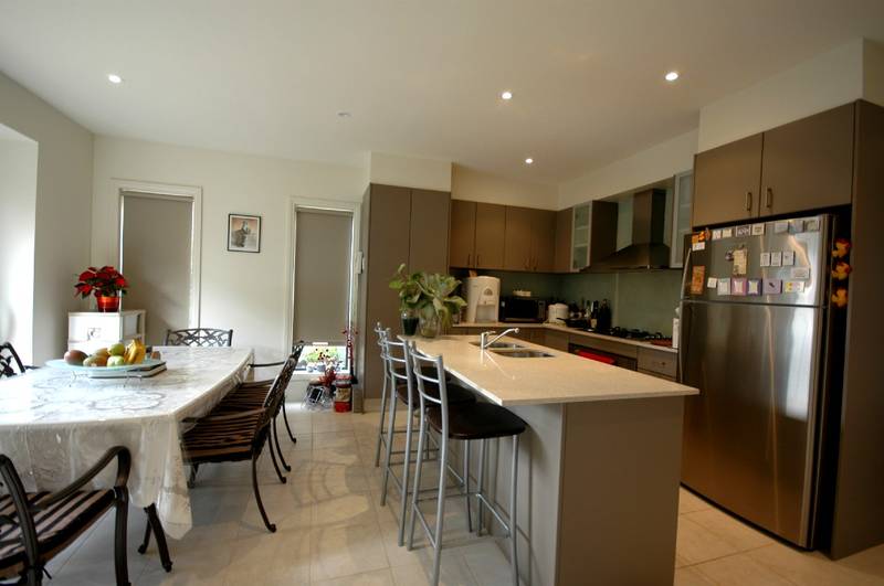 3 1/2 YEAR OLD QUALITY TOWNHOUSE Picture 2