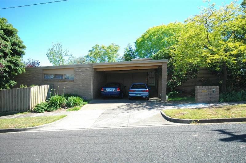 5 BEDROOM - 2 BATHROOM HOME Picture 2