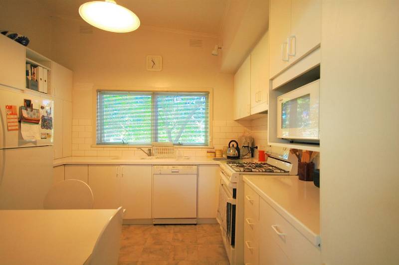 5 BEDROOM - 2 BATHROOM HOME Picture 3