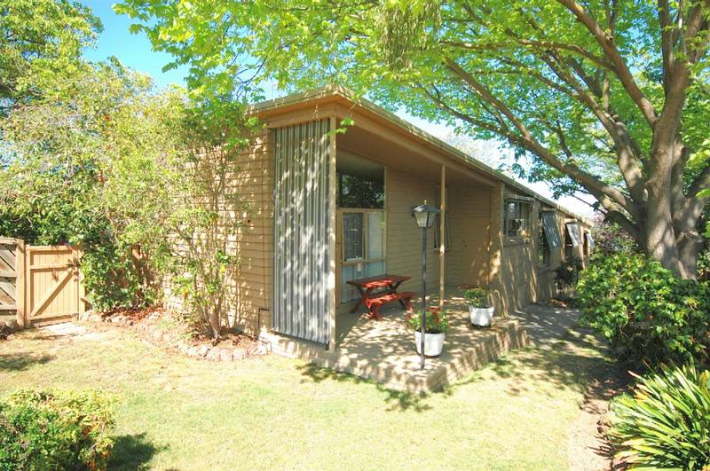 5 BEDROOM - 2 BATHROOM HOME Picture 1