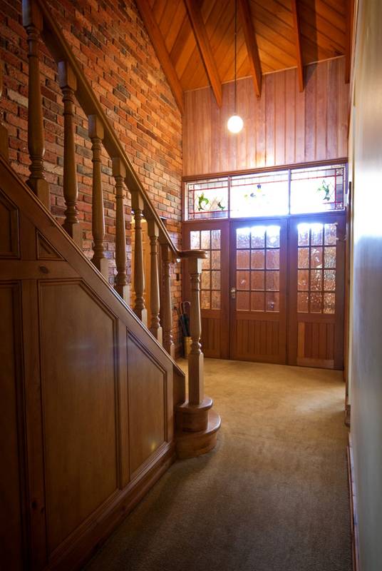 QUIET LUXURY - RICH IN TRADITION - BRILLIANT 1 ACRE GARDEN SETTING Picture 3