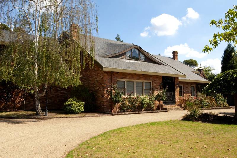 QUIET LUXURY - RICH IN TRADITION - BRILLIANT 1 ACRE GARDEN SETTING Picture 1