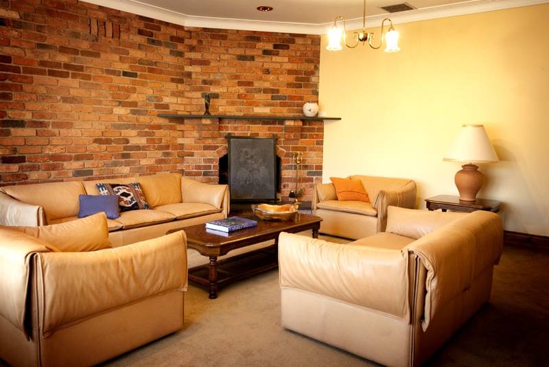 QUIET LUXURY - RICH IN TRADITION - BRILLIANT 1 ACRE GARDEN SETTING Picture 2