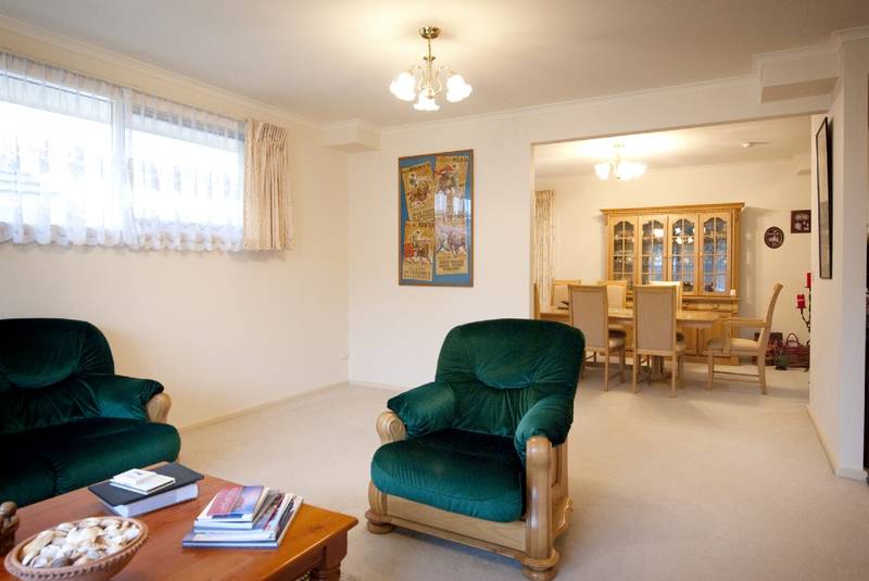 2 MIN. WALK TO ST CHARLES & SERPELLS PRIMARY SCHOOLS Picture 3