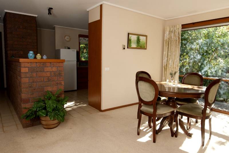 DELIGHTFUL LUCAS MORRIS BUILT HOME, PICTURESQUE GARDEN 838m2 Picture 3